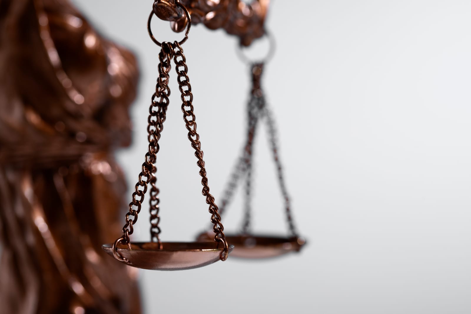 Balanza de bronce en la mano de una estatua de la justicia
